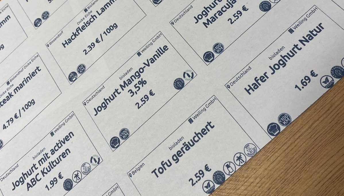 Ein Blatt Papier mit unseren neuen Preisschildern