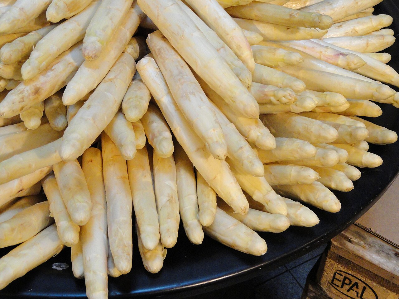 Eine große Menge von rohem Spargel