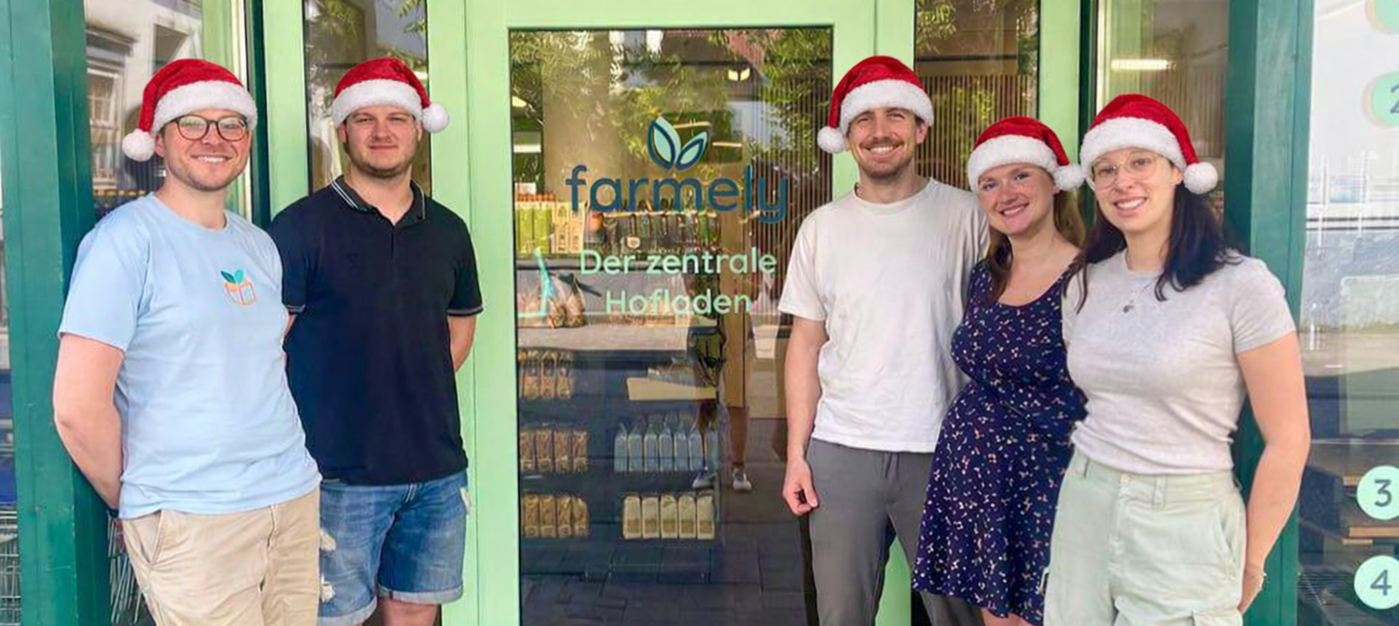 Das farmely-Team vor dem Laden mit Weihnachtsmützen
