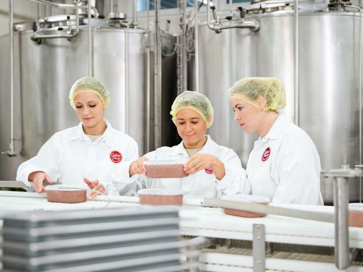 Frisches Eis wird in der Manufaktur abgefüllt