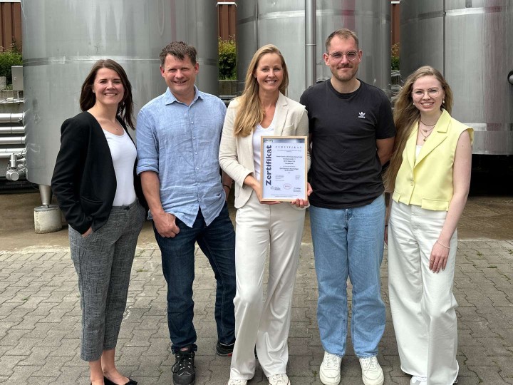 Das Team von Gelato Classico mit dem ZNU-Zertifikat