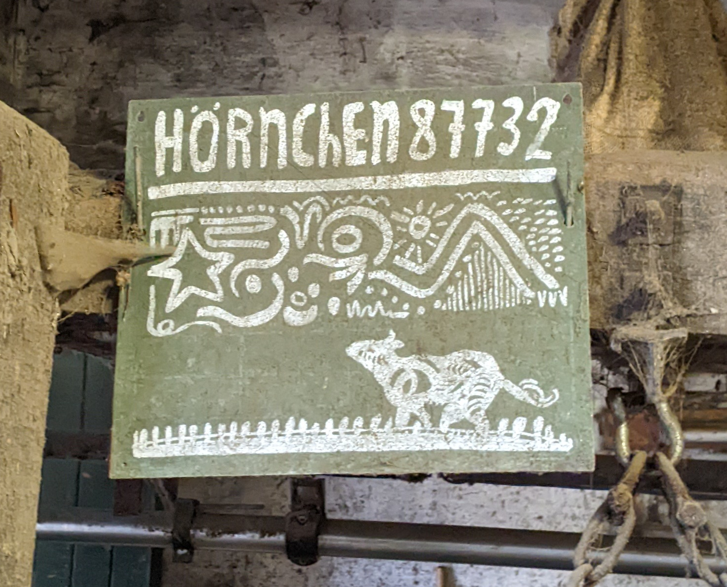 Das Namensschild der Kuh Hörnchen