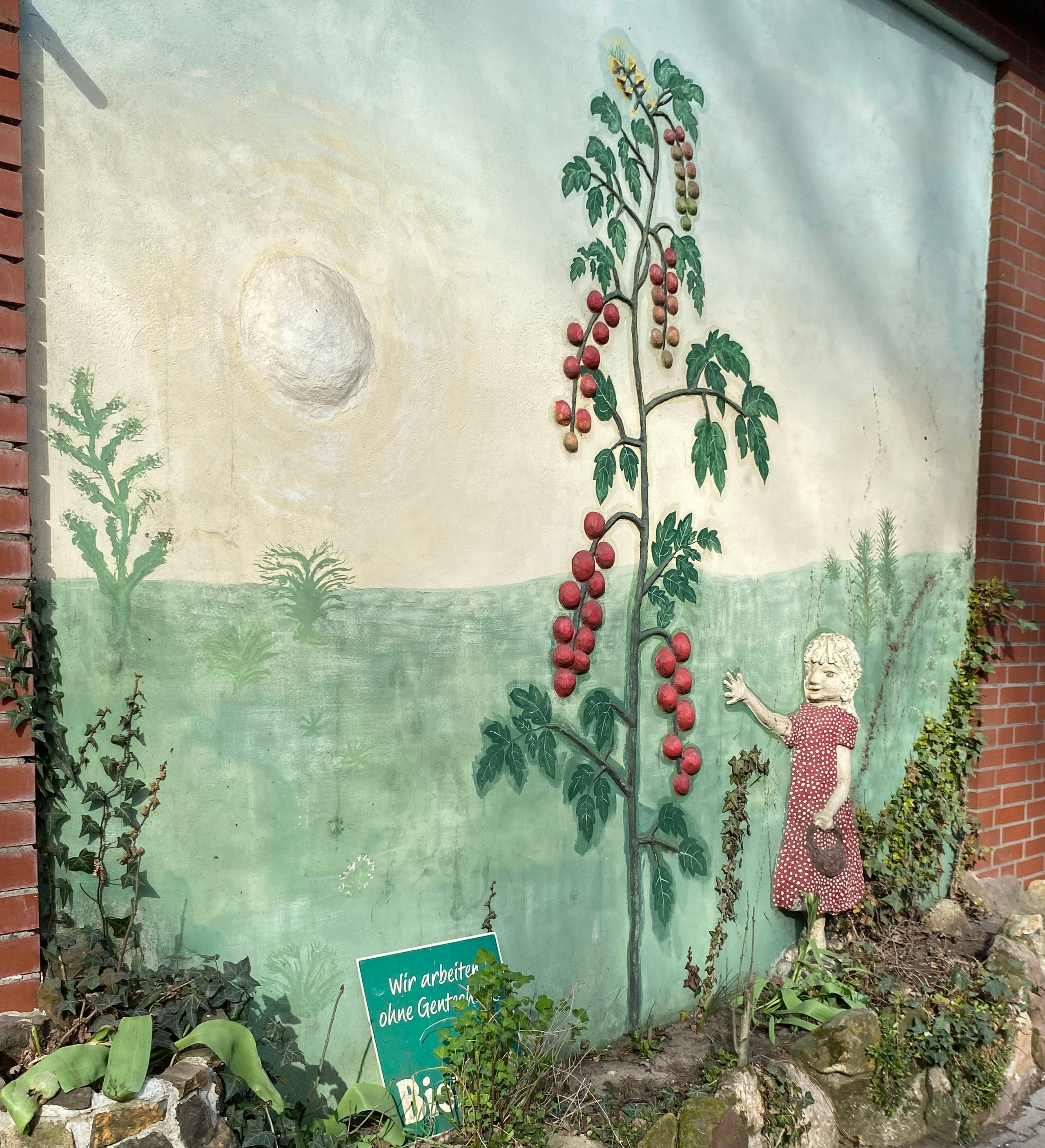 Ein Wandkunstwerk im Eingangsbereich des Hofs