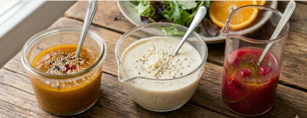 Gläser mit den drei Dressing-Optionen